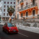 Auto nel centro di Roma simbolo del car sharing e della mobilità sostenibile.