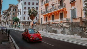 Auto nel centro di Roma simbolo del car sharing e della mobilità sostenibile.