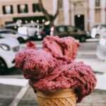 Cono di gelati artigianali al lampone, fotografato in una strada di Roma