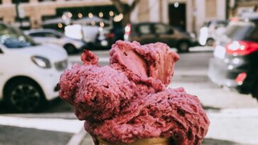 Cono di gelati artigianali al lampone, fotografato in una strada di Roma