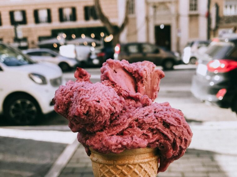 Cono di gelati artigianali al lampone, fotografato in una strada di Roma