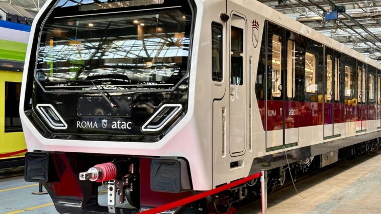 Il nuovo treno Hitachi destinato alla metro B1 di Roma durante i test di collaudo