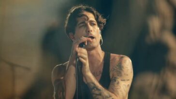 Damiano David sul palco del Palazzo dello Sport di Roma, durante il tour Funny Little Fears