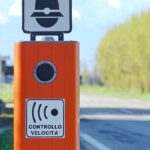 Autovelox arancione per controllo velocità su strada