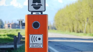 Autovelox arancione per controllo velocità su strada