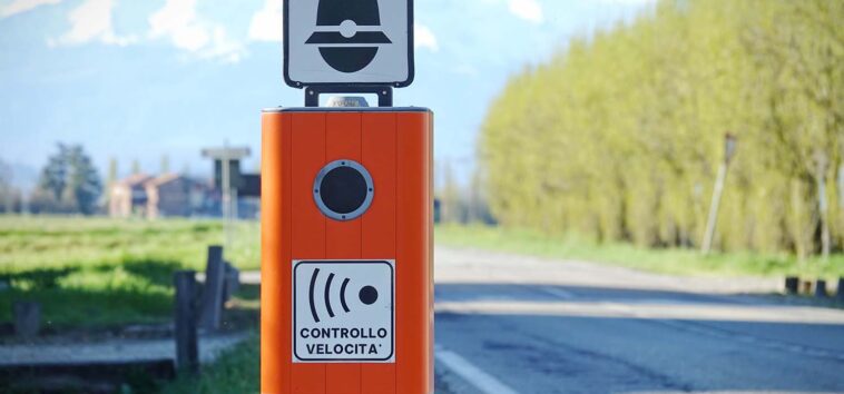 Autovelox arancione per controllo velocità su strada