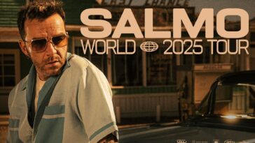 Primo piano di Salmo con occhiali da sole e camicia azzurra davanti a un diner; grande scritta “SALMO WORLD 2025 TOUR” sullo sfondo.