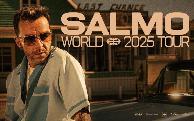 Primo piano di Salmo con occhiali da sole e camicia azzurra davanti a un diner; grande scritta “SALMO WORLD 2025 TOUR” sullo sfondo.