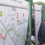 Il sindaco di Roma Roberto Gualtieri, con fascia tricolore, osserva un pannello dei lavori della Metro C che mostra il tracciato e le stazioni in costruzione vicino al cantiere di Piazza Venezia.