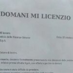Primo piano di un volantino bianco formato A4 con il titolo “DOMANI MI LICENZIO”, testo di una finta lettera di dimissioni indirizzata a “sFrutta S.p.A.”, firma “A.M.” e un grande QR code
