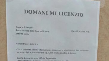 Primo piano di un volantino bianco formato A4 con il titolo “DOMANI MI LICENZIO”, testo di una finta lettera di dimissioni indirizzata a “sFrutta S.p.A.”, firma “A.M.” e un grande QR code