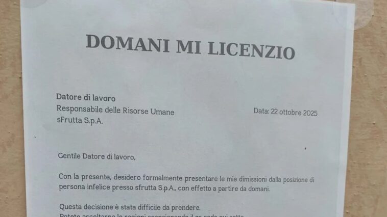 Primo piano di un volantino bianco formato A4 con il titolo “DOMANI MI LICENZIO”, testo di una finta lettera di dimissioni indirizzata a “sFrutta S.p.A.”, firma “A.M.” e un grande QR code