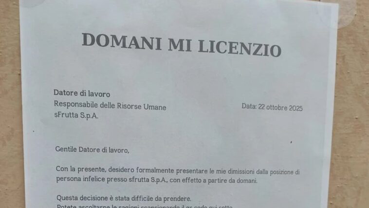Primo piano di un volantino bianco formato A4 con il titolo “DOMANI MI LICENZIO”, testo di una finta lettera di dimissioni indirizzata a “sFrutta S.p.A.”, firma “A.M.” e un grande QR code
