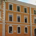 Facciata arancione della scuola De Amicis-Cattaneo di via Galvani, luogo dell'allarme bomba, a Roma, vista esterna dell’edificio scolastico.