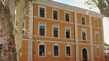 Facciata arancione della scuola De Amicis-Cattaneo di via Galvani, luogo dell'allarme bomba, a Roma, vista esterna dell’edificio scolastico.
