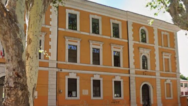 Facciata arancione della scuola De Amicis-Cattaneo di via Galvani, luogo dell'allarme bomba, a Roma, vista esterna dell’edificio scolastico.