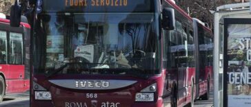 Autobus Atac con display “Fuori Servizio” fermo alla pensilina durante uno sciopero dei trasporti a Roma.