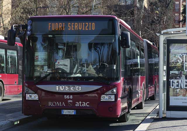 Autobus Atac con display “Fuori Servizio” fermo alla pensilina durante uno sciopero dei trasporti a Roma.