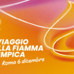 Locandina colorata con la scritta “Il viaggio della fiamma olimpica – Roma 6 dicembre” e linee luminose su sfondo arancione, dedicata alla tappa romana della torcia olimpica.