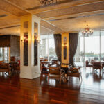 Sala interna di un ristorante di lusso a Roma con arredi eleganti e grandi vetrate panoramiche