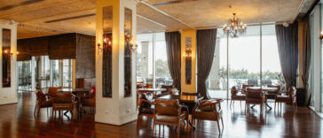 Sala interna di un ristorante di lusso a Roma con arredi eleganti e grandi vetrate panoramiche