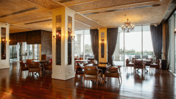 Sala interna di un ristorante di lusso a Roma con arredi eleganti e grandi vetrate panoramiche