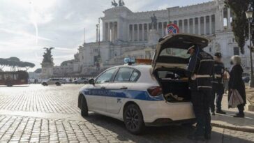 Agenti della Polizia Locale con auto di servizio mentre effettuano controlli a Piazza Venezia a Roma, davanti al Vittoriano