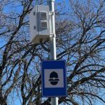 Autovelox installato su palo con segnale di controllo velocità a Roma