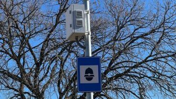 Autovelox installato su palo con segnale di controllo velocità a Roma