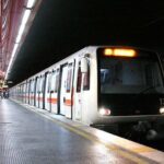 Treno della Metro A in arrivo alla stazione Vittorio Emanuele a Roma