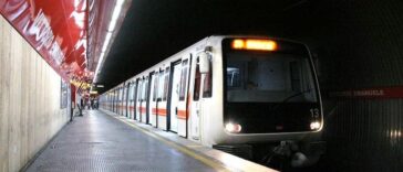Treno della Metro A in arrivo alla stazione Vittorio Emanuele a Roma