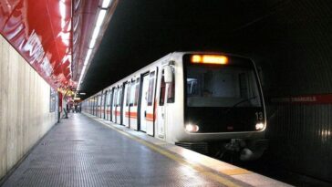 Treno della Metro A in arrivo alla stazione Vittorio Emanuele a Roma