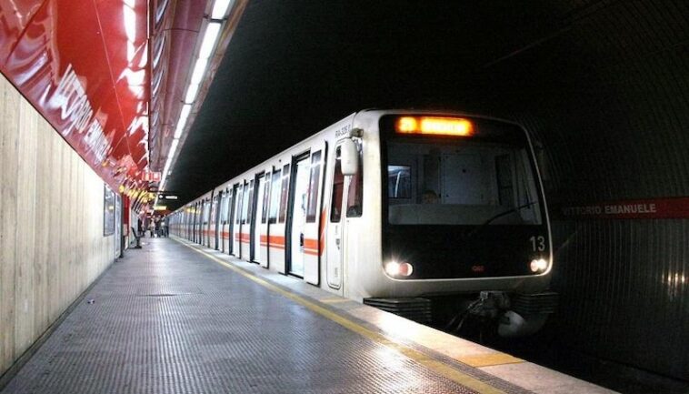 Treno della Metro A in arrivo alla stazione Vittorio Emanuele a Roma