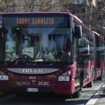 Autobus Atac con display “Fuori Servizio” durante lo sciopero a Roma