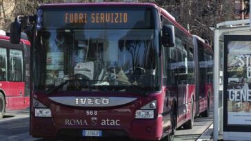 Autobus Atac con display “Fuori Servizio” durante lo sciopero a Roma