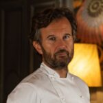 Carlo Cracco ritratto in primo piano con giacca da chef