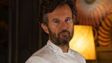 Carlo Cracco ritratto in primo piano con giacca da chef