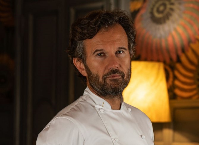 Carlo Cracco ritratto in primo piano con giacca da chef