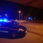 Pattuglie dei carabinieri con lampeggianti accesi durante un intervento notturno in una strada