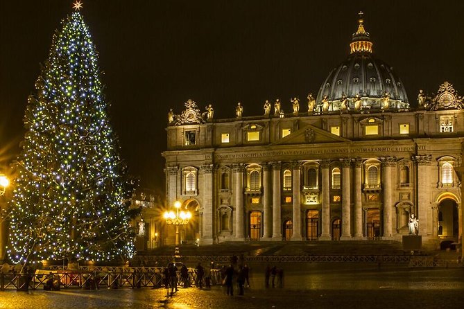 Piazza San Pietro illuminata per Natale, con l’albero decorato e la basilica sullo sfondo di notte.