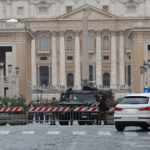 Transenne e pattuglie che bloccano l’accesso a via della Conciliazione davanti a San Pietro durante le chiusure stradali per le celebrazioni natalizie e il Giubileo.