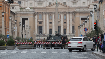 Transenne e pattuglie che bloccano l’accesso a via della Conciliazione davanti a San Pietro durante le chiusure stradali per le celebrazioni natalizie e il Giubileo.