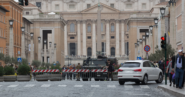 Transenne e pattuglie che bloccano l’accesso a via della Conciliazione davanti a San Pietro durante le chiusure stradali per le celebrazioni natalizie e il Giubileo.