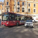 Autobus Atac 628 fermo in strada a causa di un’auto in sosta irregolare che impedisce il passaggio, in una via trafficata di Roma.