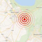 Mappa dei Castelli Romani con epicentro del terremoto segnalato ad Ariccia da cerchi concentrici rossi.