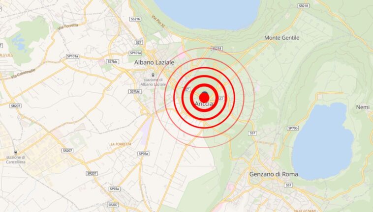 Mappa dei Castelli Romani con epicentro del terremoto segnalato ad Ariccia da cerchi concentrici rossi.