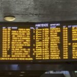 Tabellone partenze alla stazione Termini con ritardi e treni cancellati durante lo sciopero nazionale.