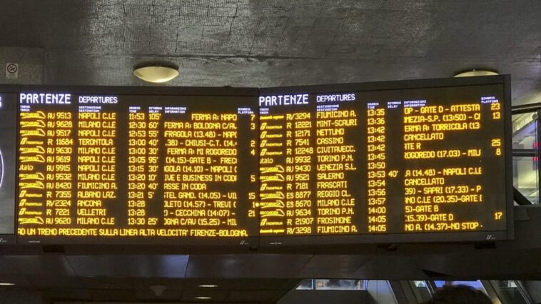 Tabellone partenze alla stazione Termini con ritardi e treni cancellati durante lo sciopero nazionale.