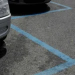 Parcheggi con strisce blu a Roma con auto in sosta su stalli a pagamento.