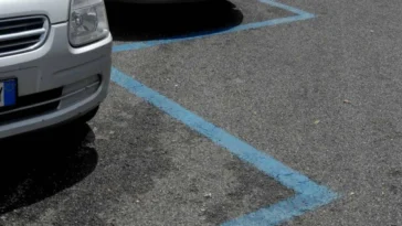 Parcheggi con strisce blu a Roma con auto in sosta su stalli a pagamento.
